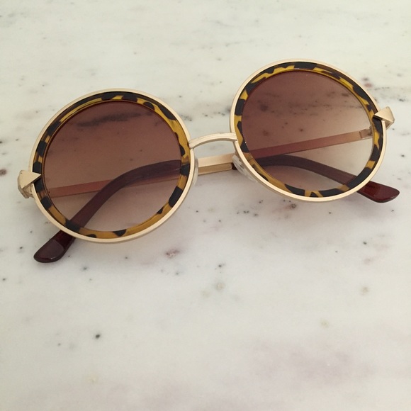 "Marlie" Sunglasses || Brown Tortoise Shell Circle - Picture 4 of 8