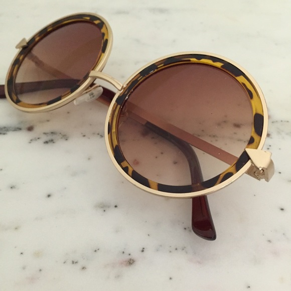 "Marlie" Sunglasses || Brown Tortoise Shell Circle - Picture 5 of 8