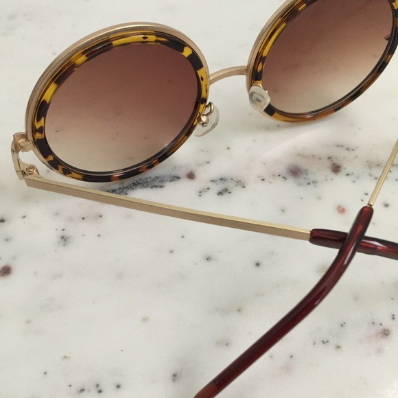 "Marlie" Sunglasses || Brown Tortoise Shell Circle - Picture 7 of 8