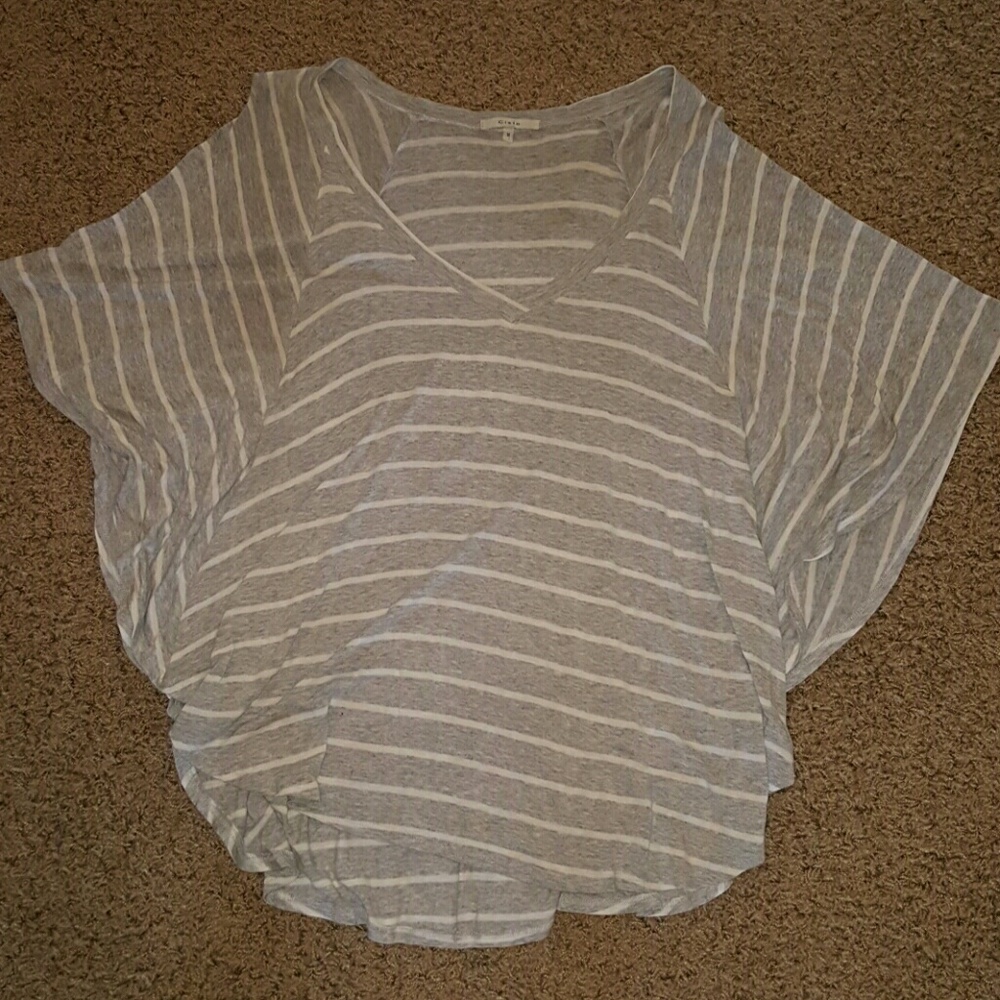 Gray and white bat-wing flowy top