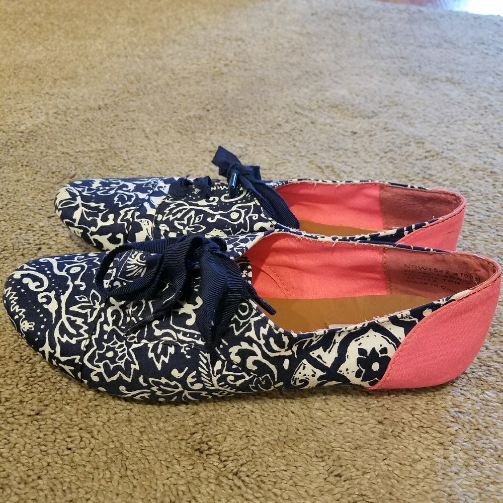 Shoes - Picture 2 of 3