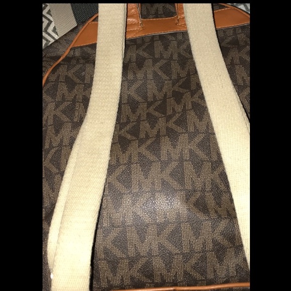 Selling my Michael Kors bag! - Picture 2 of 3