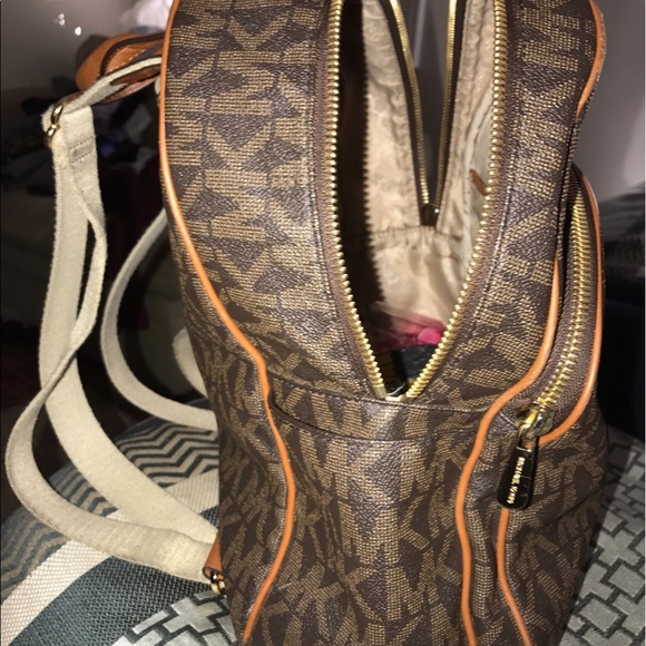 Selling my Michael Kors bag! - Picture 3 of 3