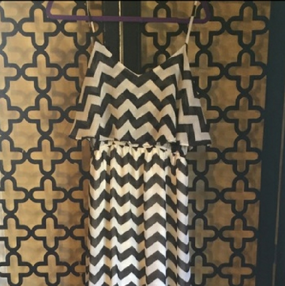 Black & White Chevron print maxi dress - Picture 3 of 4
