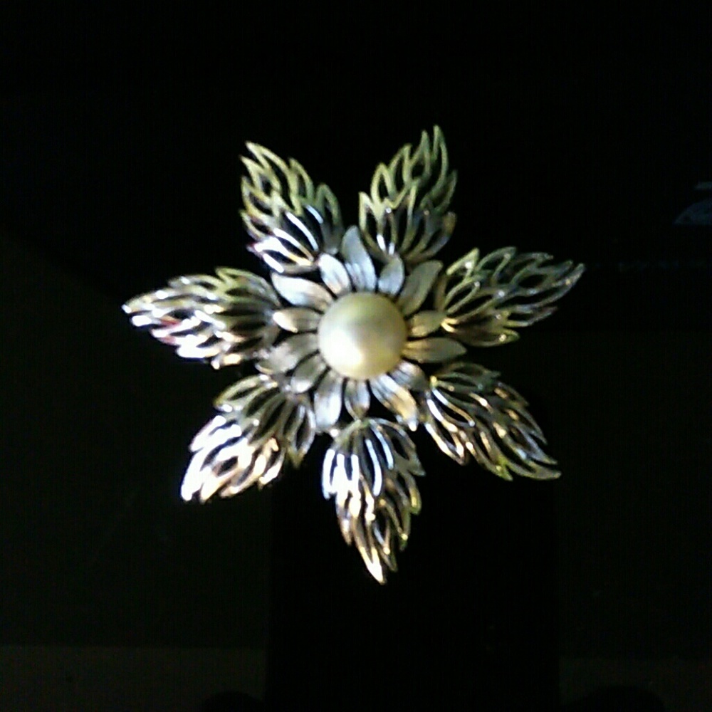 VINTAGE SILVER-TONE & PEARL BROOCHE, EUC