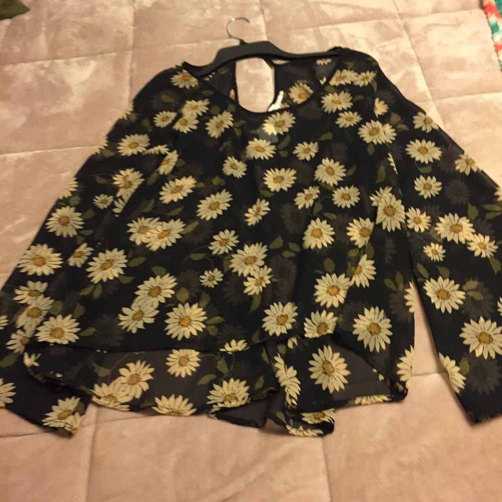 Blu Pepper lg shirt with bell sleeves.