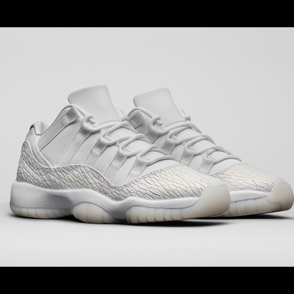 Air Jordan 11 Low Retro "Frost White"