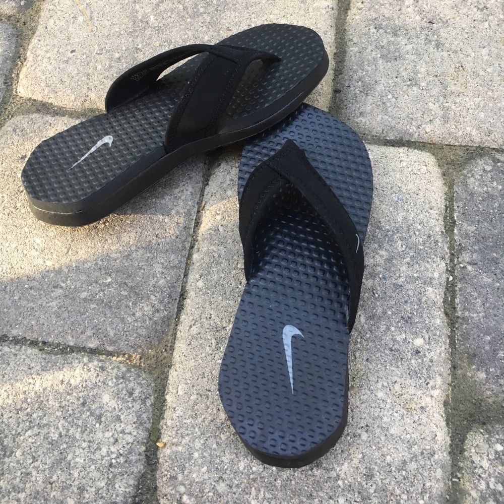 Brand new kids Nike flip flops.