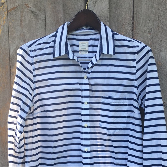 GAP Fitted boyfriend cotton button up 👕 - Picture 2 of 5