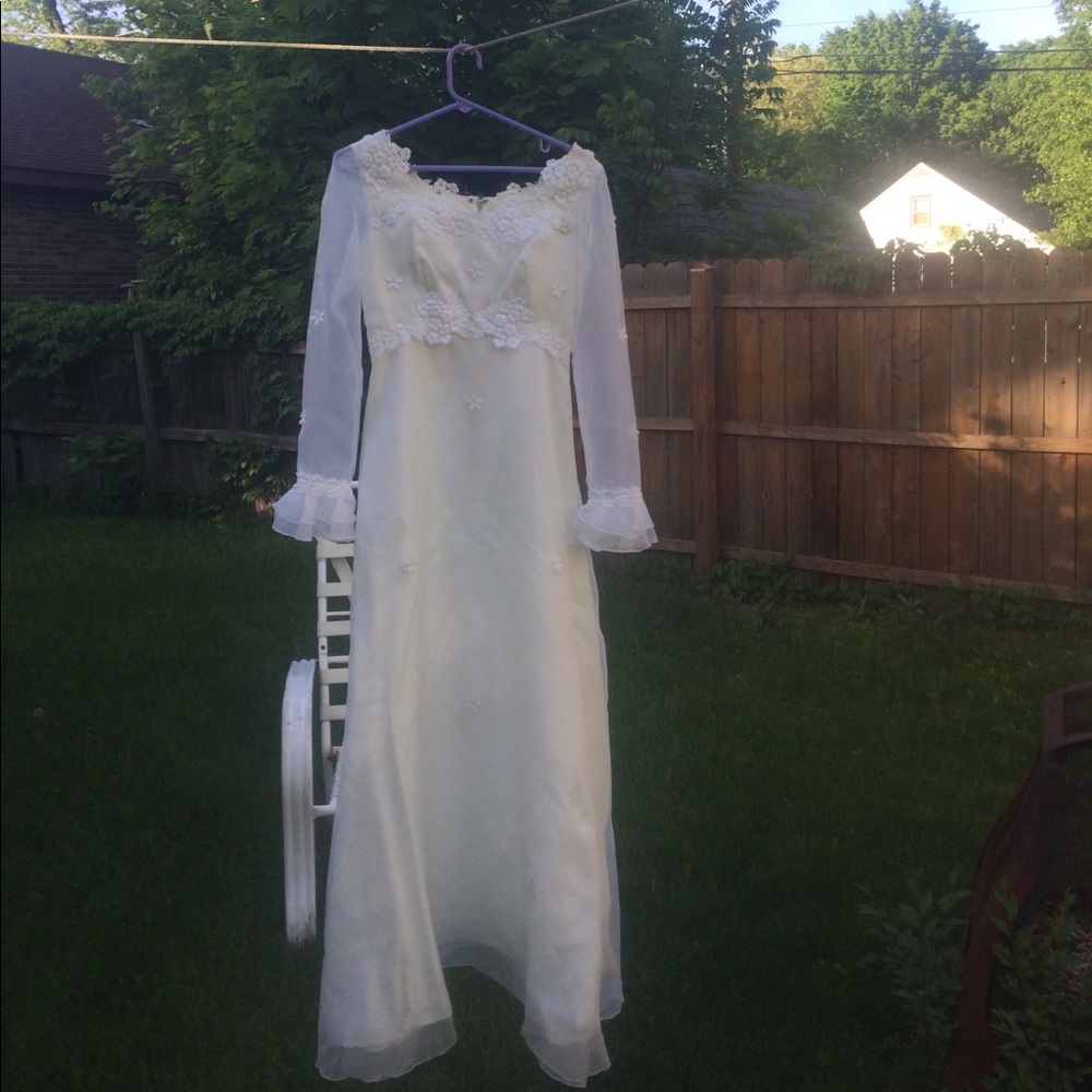 1970s wedding dress flower embroidery