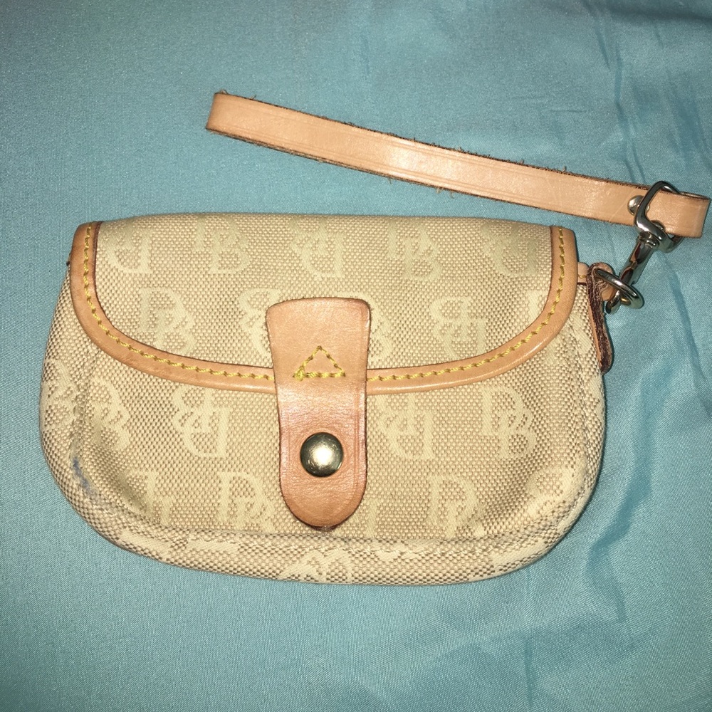 ✨Authentic Dooney & Bourke Wristlet✨