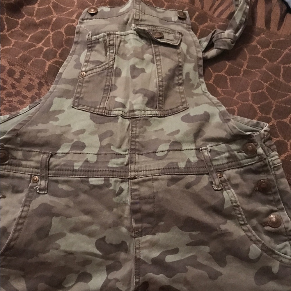 Camo overalls shorts 🐸