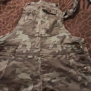 Camo overalls shorts 🐸
