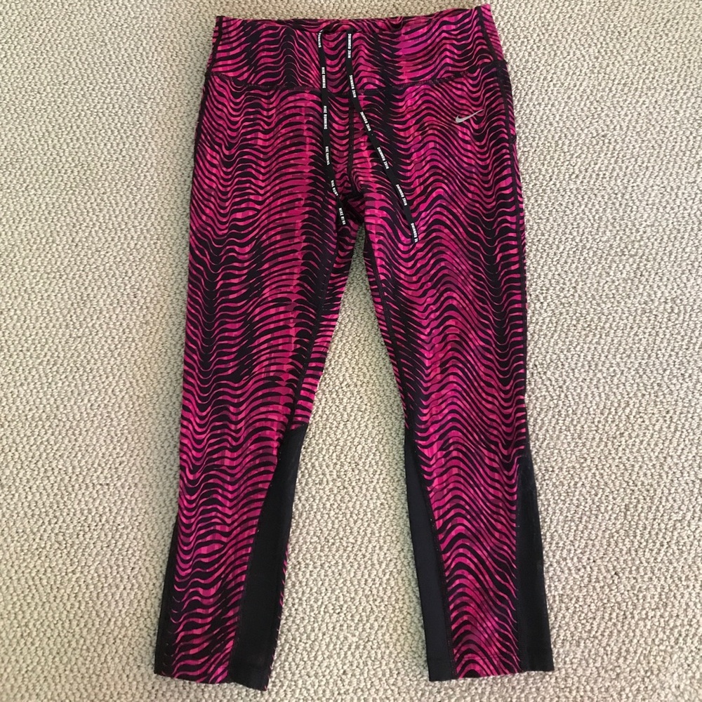 Pink Nike cropped tights