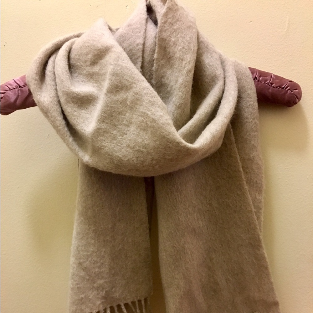 Armani Collezioni Wool Scarf - Perfect for Fall!