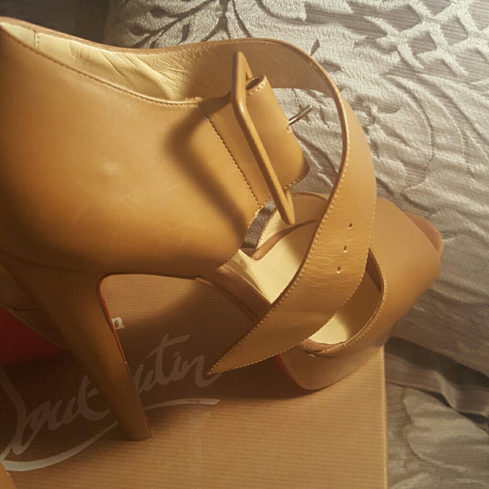 CHRISTIAN LOUBOUTIN  HAUTE RETENUE 140