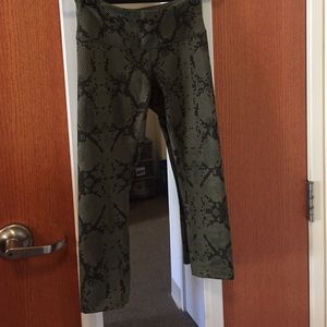 Lululemon wunder under crop capri leggings