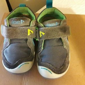 Boys toddler size 6 Plae shoes