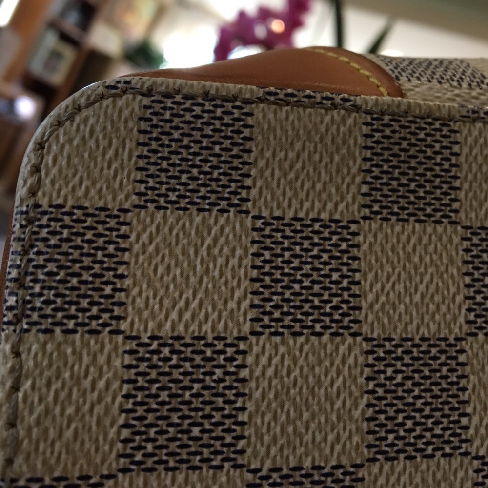 Louis Vuitton paint seems rubbed off. Not 4 Sale.