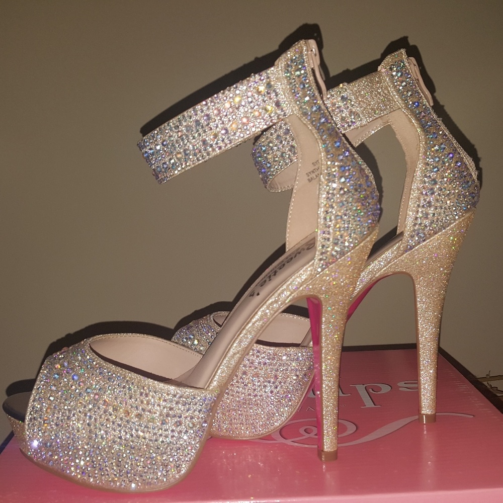 New Sydney Peep Toe Rhinestone + Gold Size 6 Shoe