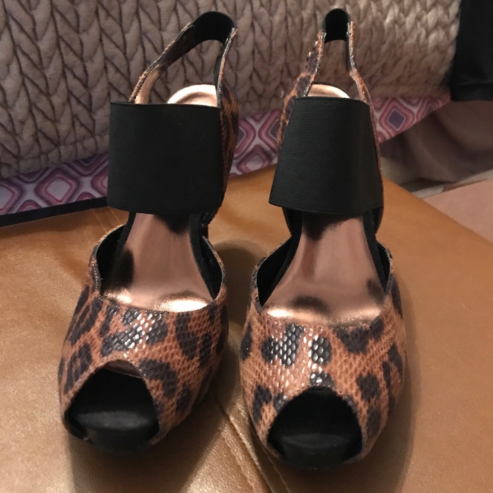 Vera wang leopard print heels