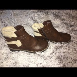 Leather booties with fur
