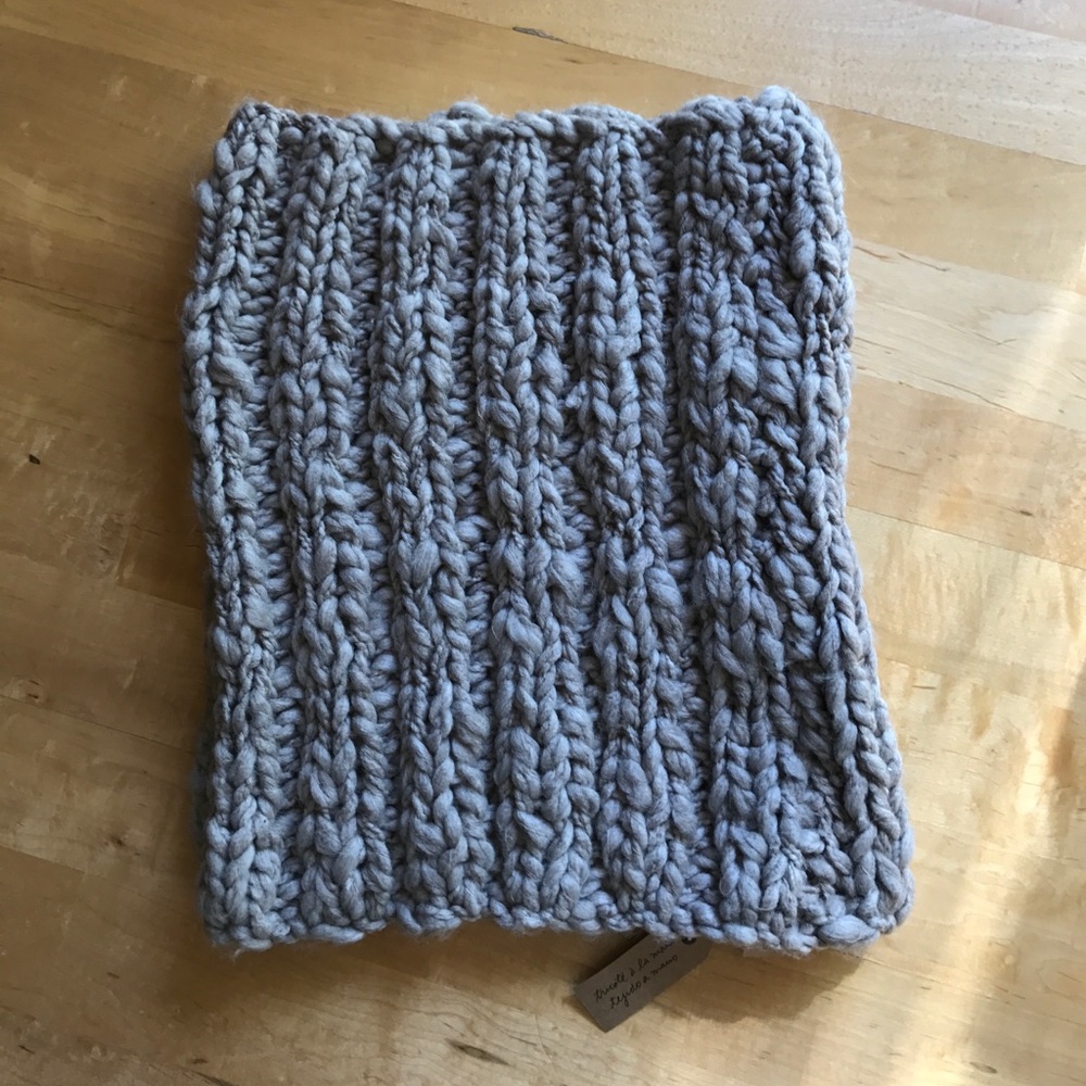 NWT American Eagle hand knit cream infinity scarf