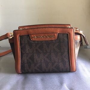 MIchael Kors cross bag