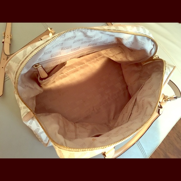 Handbag - Picture 2 of 3