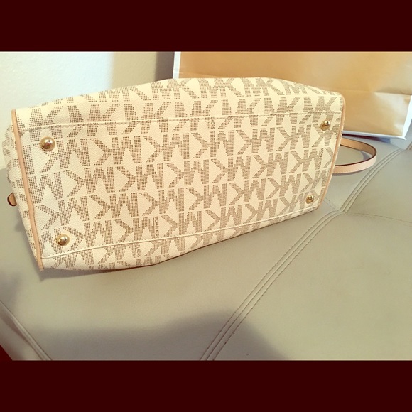 Handbag - Picture 3 of 3