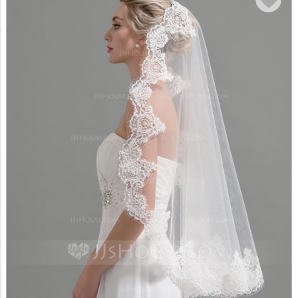 One-tier lace appliqué fingertip veil
