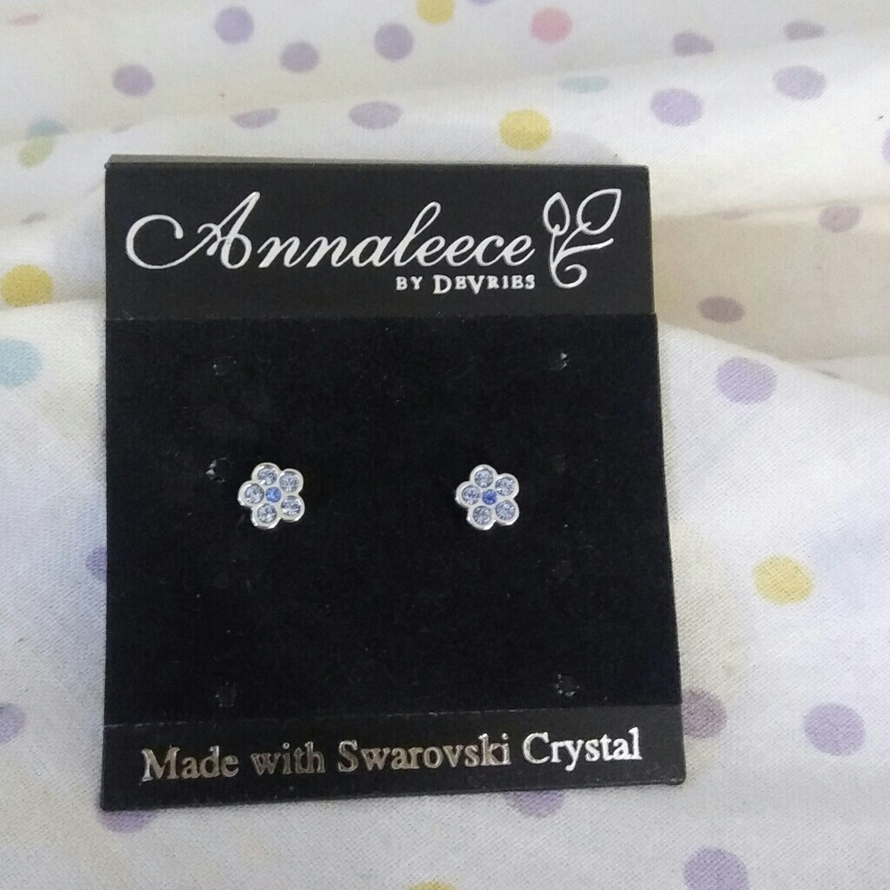 Annaleece magnet eariing, no piercing required.