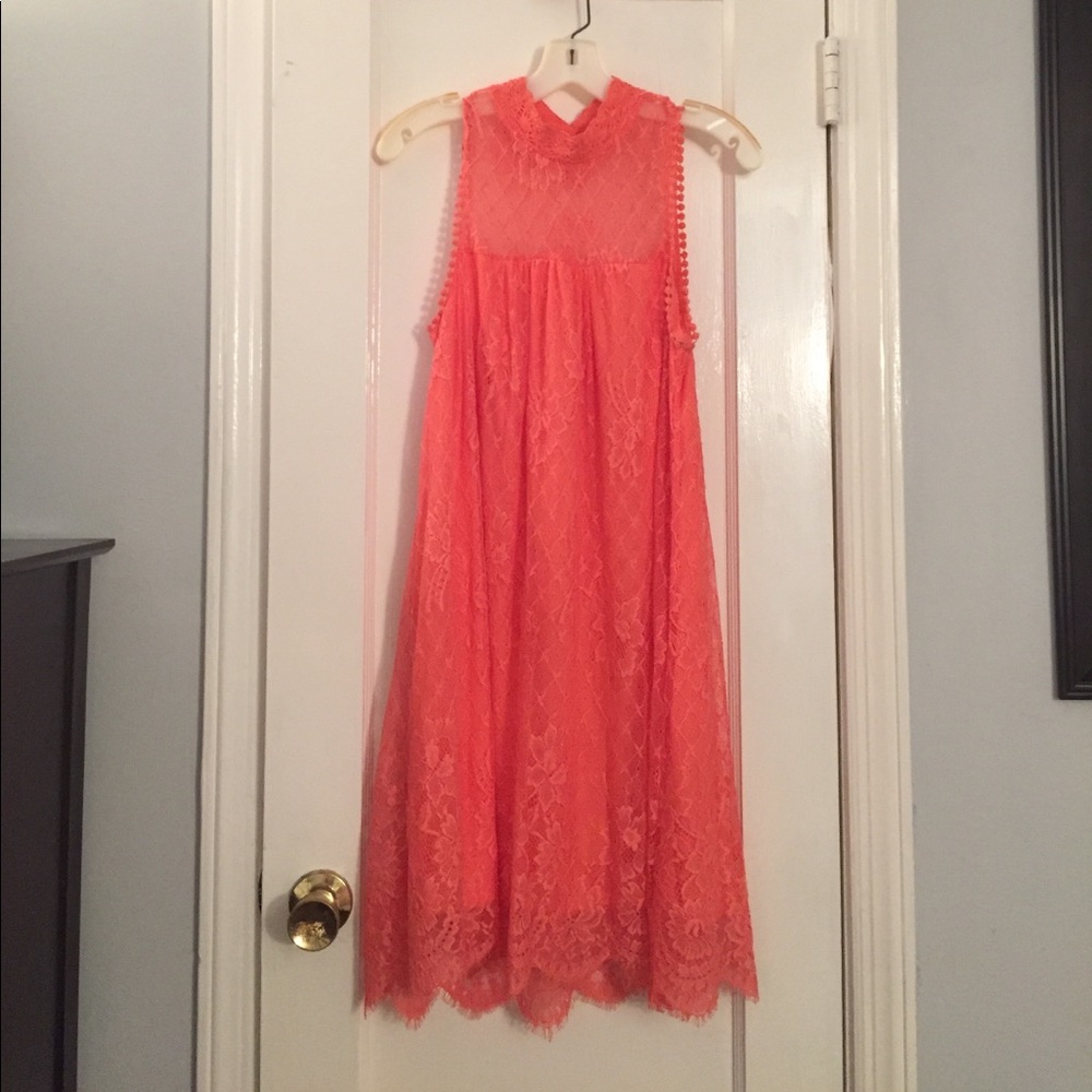 Hint or Mint Size M Sleeveless lace overlay dress