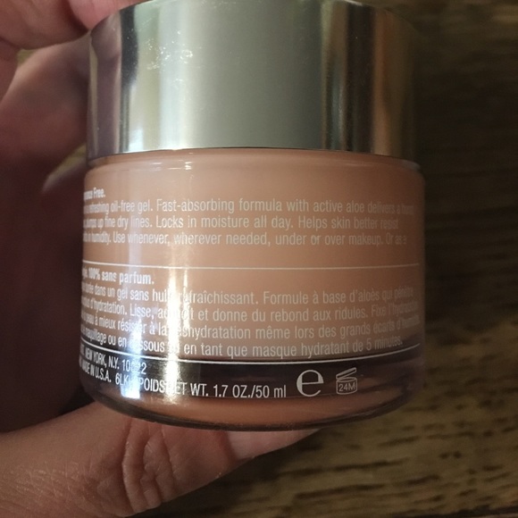 Clinique Moisture Surge - 1.7 oz - Picture 2 of 3