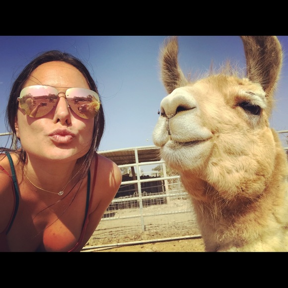 Meet your Posher, Danielle - Picture 3 of 3