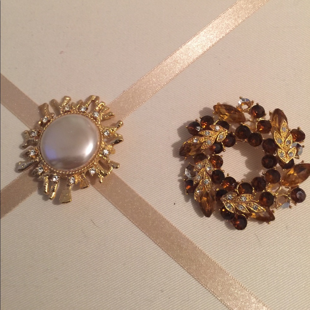 Set of two brooches