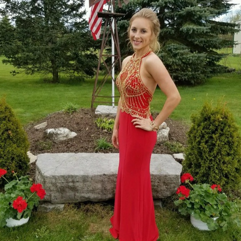 BEAUTIFUL Red/gold sequined prom dress.