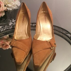 Camel suede pump