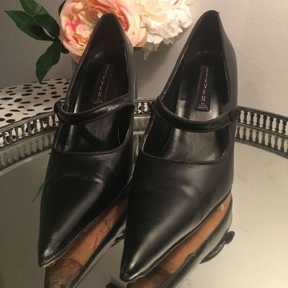 Black Mary Jane pump