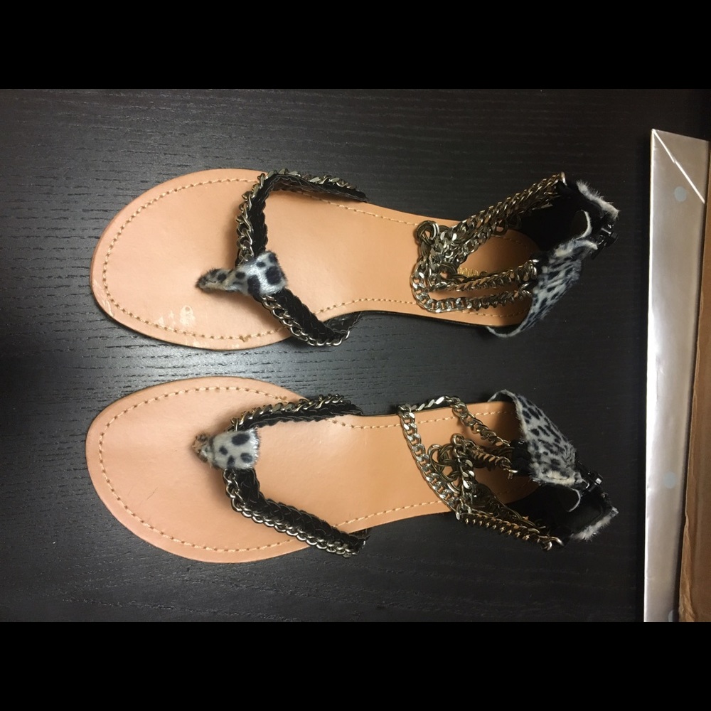 Black/white sandals with chains