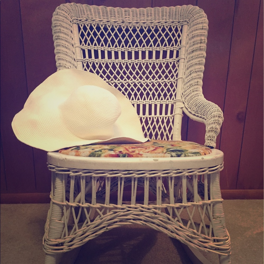 White floppy hat! BEST BEACH HAT!
