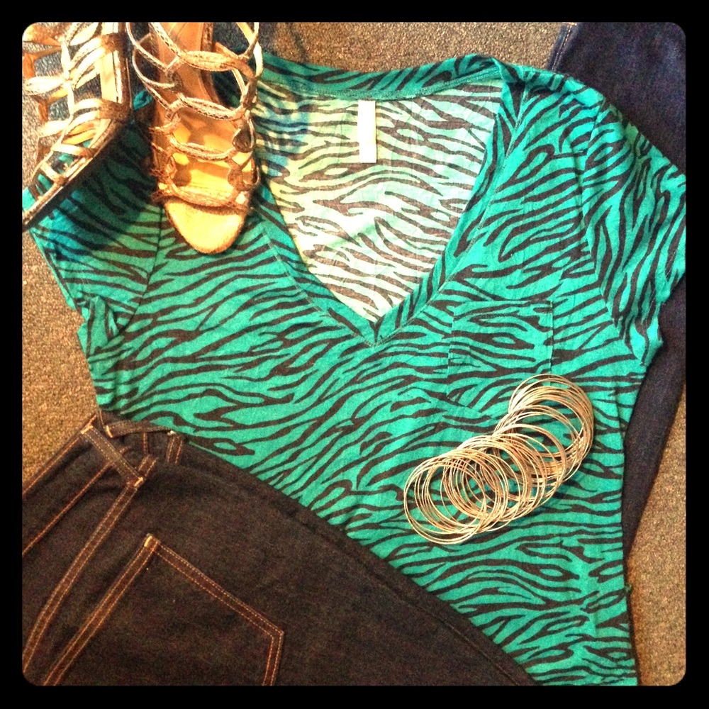 🛍 HOT! 🛍 Xhilaration Leopard Print Tee