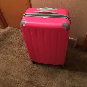 Luggage 4 wheel spinner. 30"