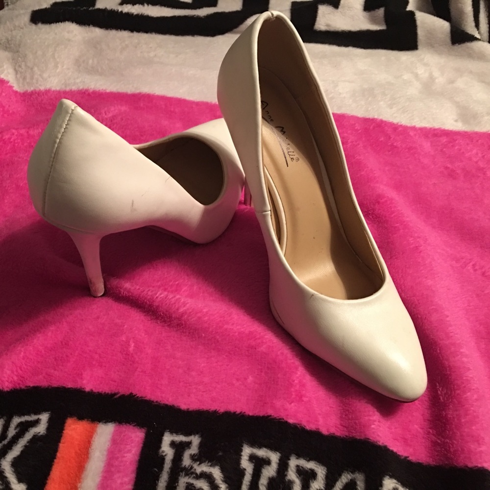 White heels 👠