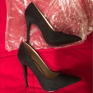 Black heels **NEVER WORN**