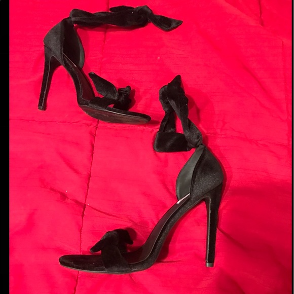 Black heels- WILL SHIP DEC 23- in time for NYE - Picture 2 of 4