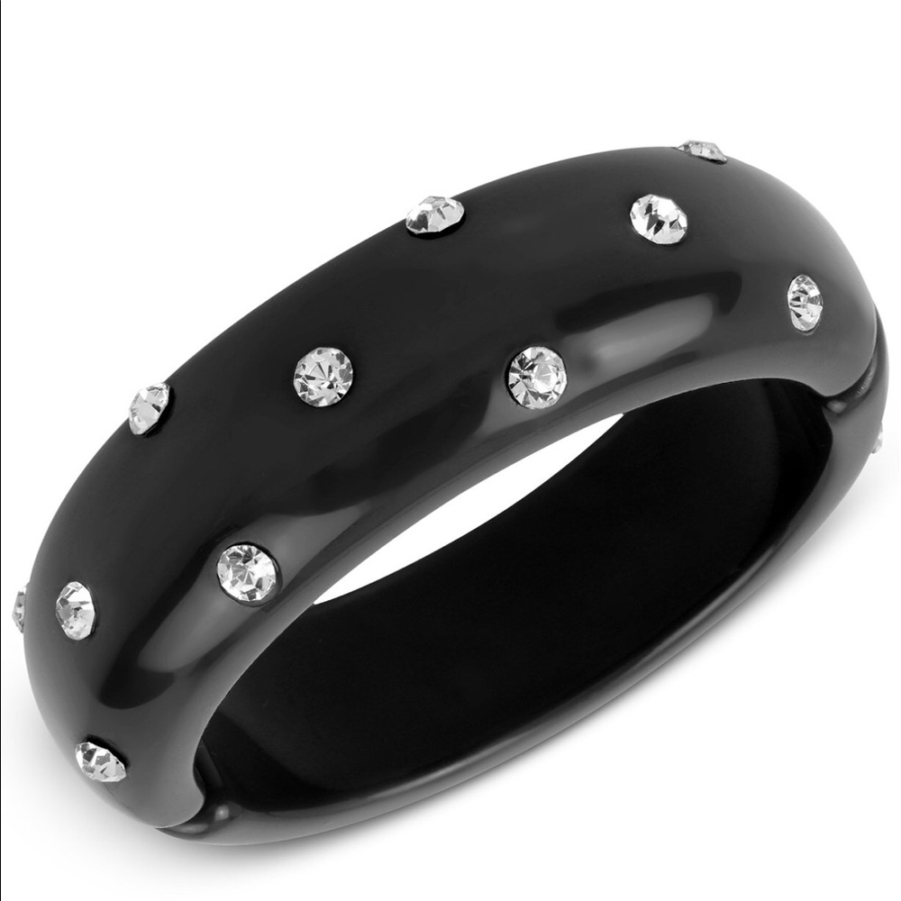 Create a look around gorgeous sparkle of crystal.