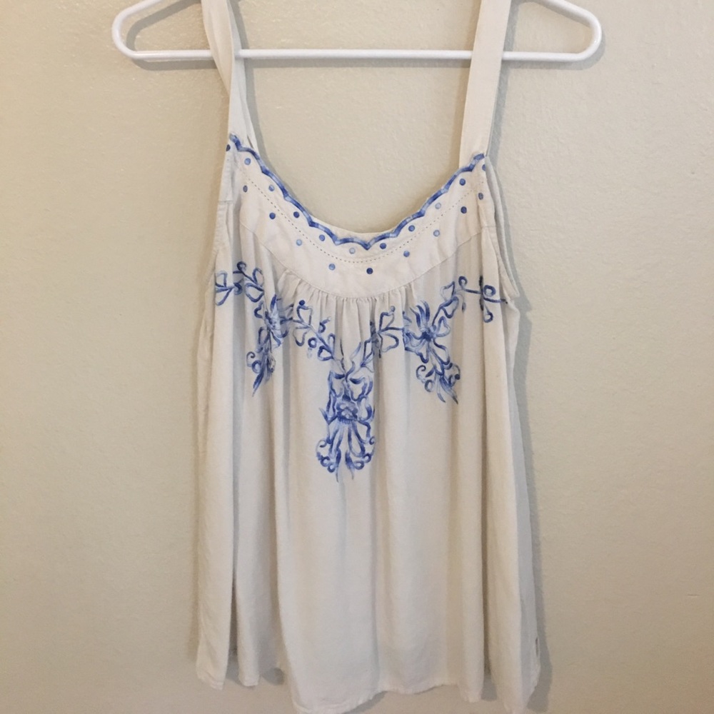 Loose blouse. Thin straps