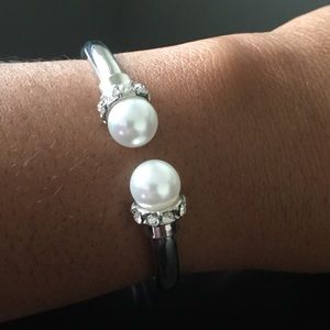 Designs with a spark imitation pearl and crystal.