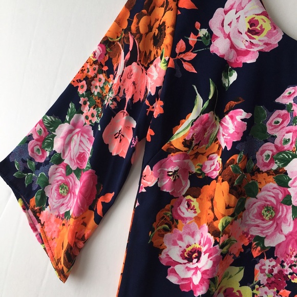 Floral Angel Sleeve Scoop Neck V-Back Shift Dress - Picture 6 of 8